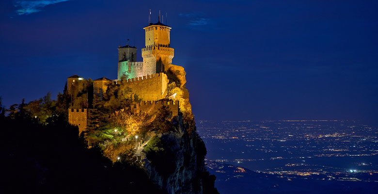 San Marinon linna iltahämärässä